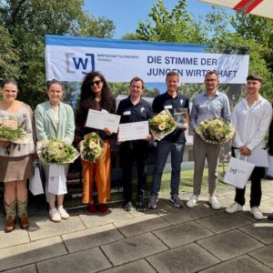 Alle Teilnehmer des Gründerpreises in einer Reihe mit Preisen beim Gründerpreises.